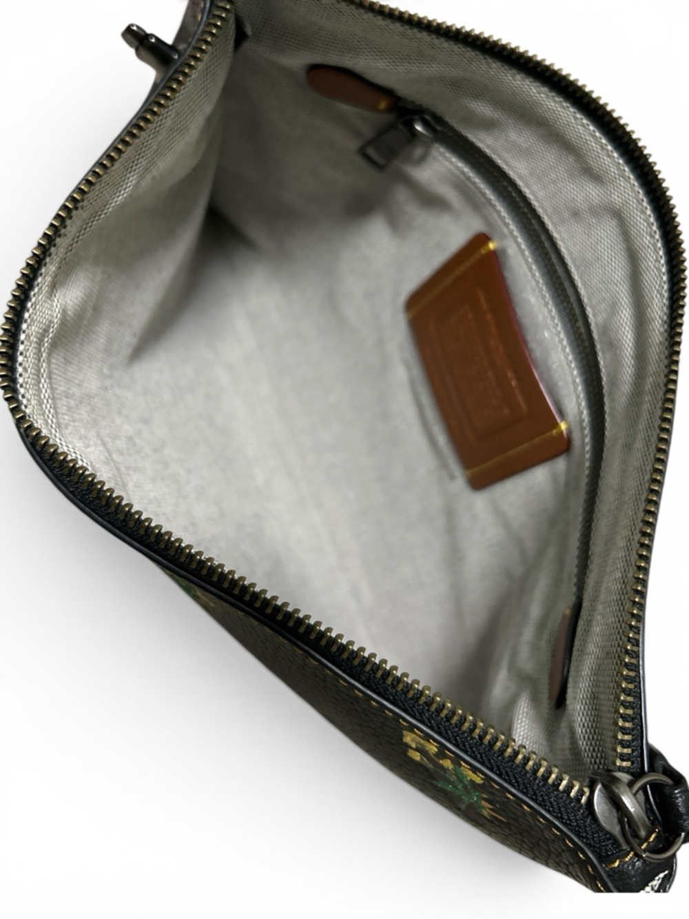 COACH Pyramid Eye Turnlock Wristlet/Clutch 30 Embossed Pebble Leather - Picture 9 of 10